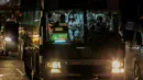 Penumpang mengenakan masker di dalam sebuah bus yang terjebak macet di Manila (3/8/2020). Kemacetan terjadi ketika orang-orang bergegas keluar dari Metro Manila beberapa jam sebelum pemerintah memberlakukan lockdown di kawasan itu akibat lonjakan kasus penyakit Covid-19. (Xinhua/Rouelle Umali)