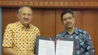 Sekretaris Daerah (Sekda) Provinsi Jabar Setiawan Wangsaatmaja bersama Direktur Utama PT Pos Logistik Indonesia Yuzon Erman di Gedung Pakuan, Kota Bandung, Minggu (22/3/20).