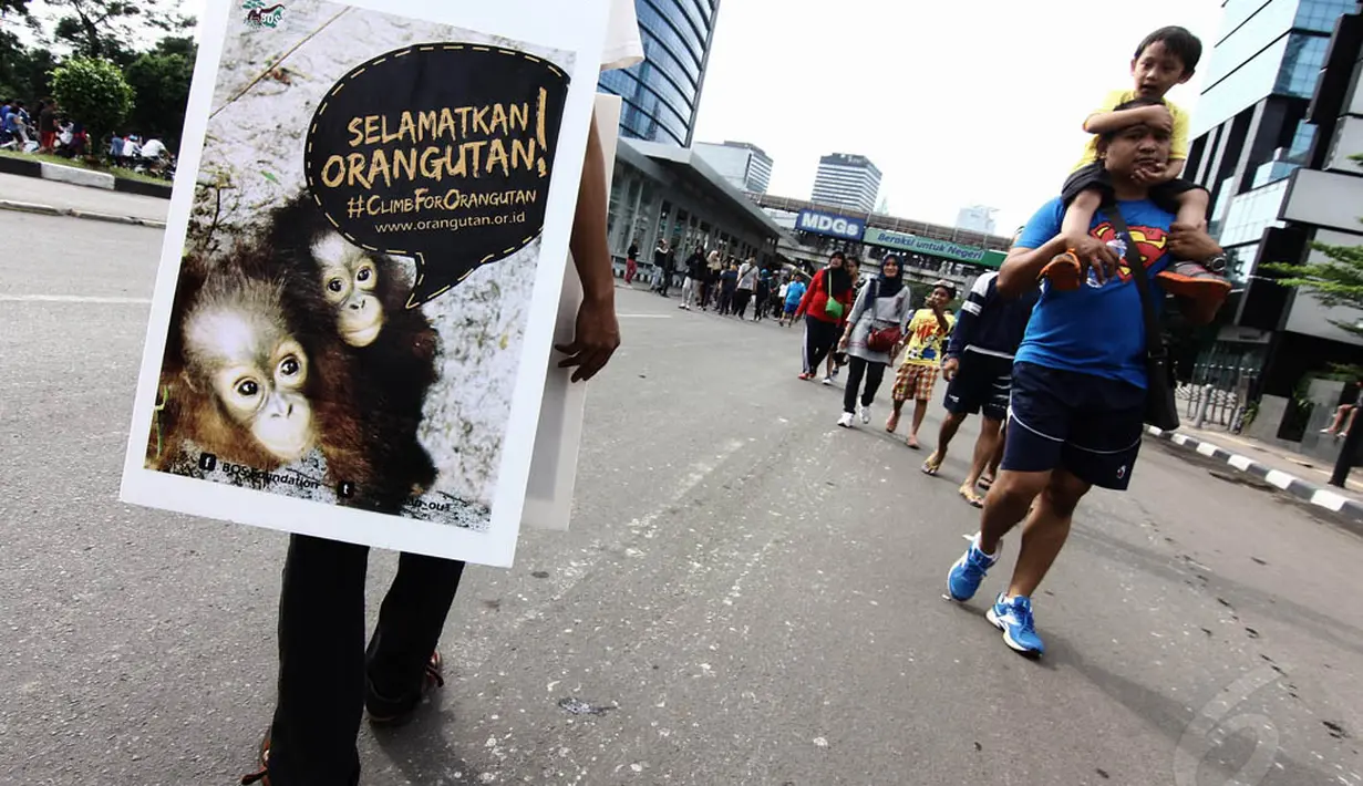 Suasana aksi sosialisasi penyelamatan hewan orangutan Indonesia di Jalan Sudirman, Jakarta Pusat, Minggu (30/11/2014).(Liputan6.com/Faizal Fanani) 