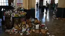 Untuk ketiga kalinya sejak Januari, petugas kebersihan di stasiun Saint-Charles di Marseille, salah satu yang terbesar di Prancis, mogok kerja seminggu yang lalu, untuk menuntut pembayaran gaji mereka. (Photo by Christophe SIMON / AFP)