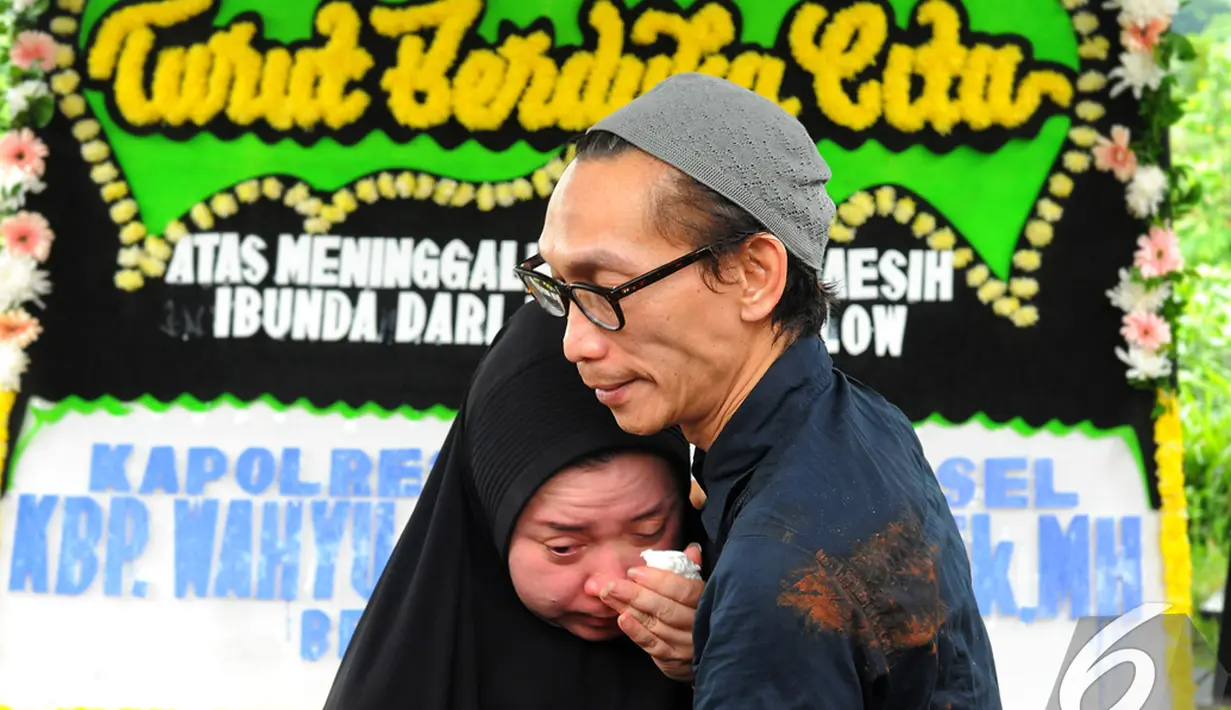 Melly Goeslaw dan Anto Hoed saat di pemakaman Ibunda Melly Goeslaw, TPU Tanah Kusir, Bintaro, Senin (12/1/2015). (Liputan6.com/Faisal R Syam)