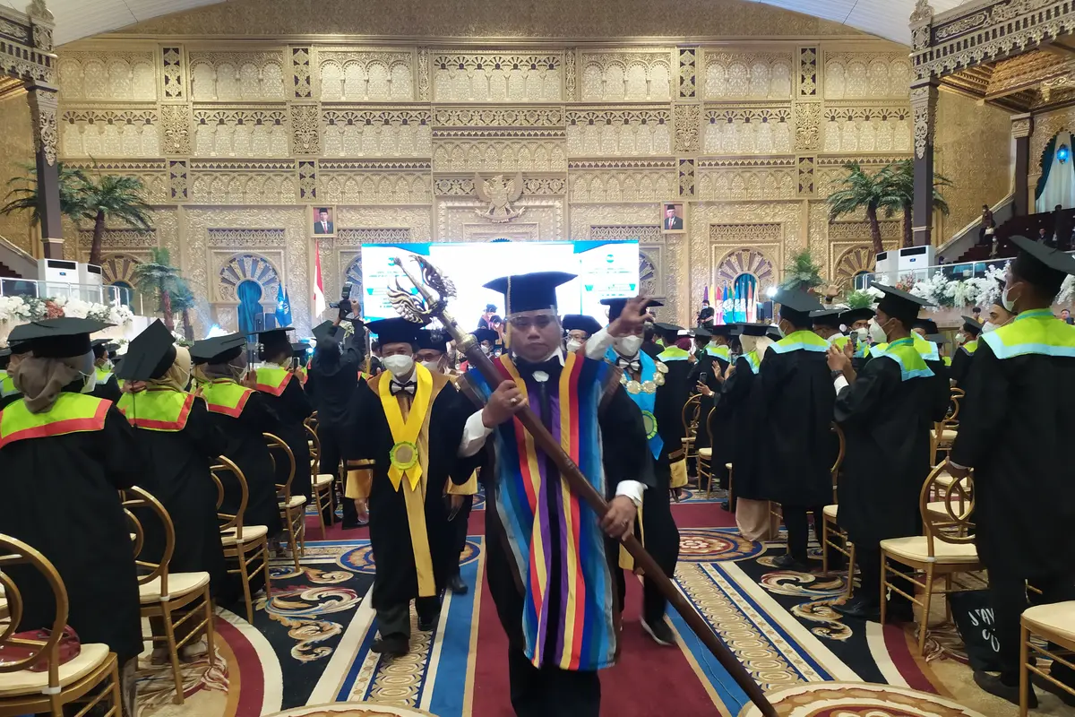 Unesa menggelar wisuda ke 103 secara offline. (Dian Kurniawan/Liputan6.com).