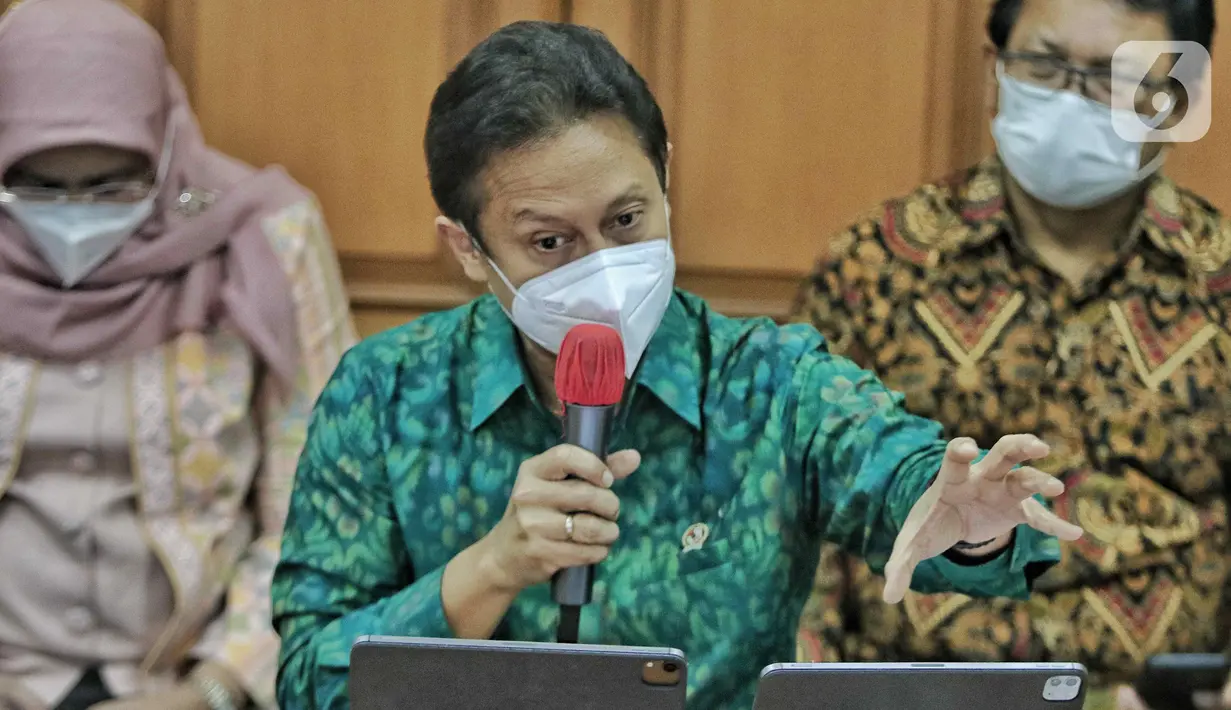 Menteri Kesehatan Budi Gunadi Sadikin saat menggelar konferensi pers “Perkembangan Gangguan Ginjal Akut di Indonesia”, di kantor Kemenkes, Jakarta, Jumat (21/10/2022).  Namun Menkes Budi memastikan, penyakit misterius ini tidak terkait dengan pemberian vaksin virus corona (Covid-19).
.  (Liputan6.com/Angga Yuniar)