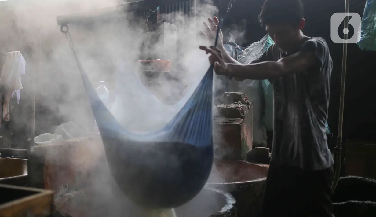 Pekerja menyelesaikan pembuatan tahu di Pabrik Tahu kawasan Duren Tiga, Jakarta, Selasa (15/2/2022). Kementerian Perdagangan (Kemendag) memprediksi dalam waktu dekat harga tempe dan tahu akan mengalami kenaikan di tingkat konsumen hingga 6 bulan ke depan. (Liputan6.com/Herman Zakharia)