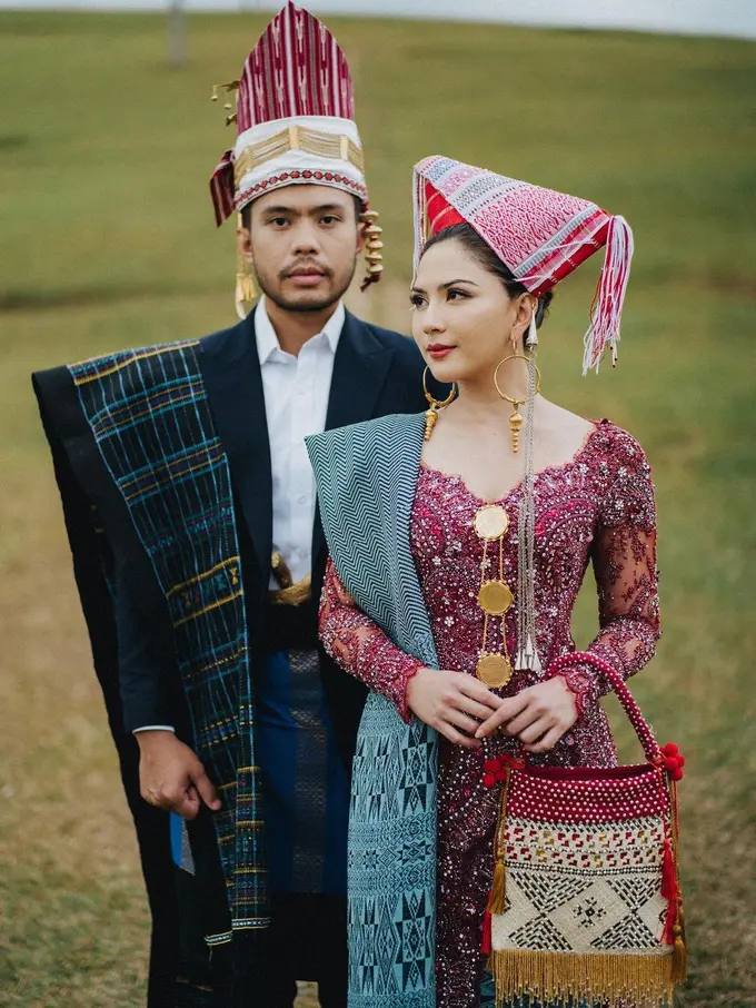 Potret Jessica Mila dan Yakup Hasibuan kenakan pakaian adat Batak Toba. (Foto: https://www.instagram.com/p/CrQoj-XpSkV/)