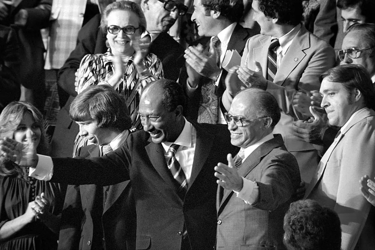 Presiden Anwar Sadat dan Perdana Menteri Israel Menachem Begin memberikan tepuk tangan selama sesi gabungan Kongres di Washington, D.C (Wikipedia/Public Domain)