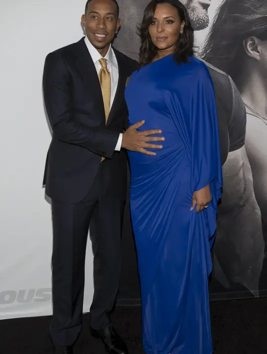 Ludacris dan istrinya, Eudoxie berpose saat menghadiri pemutaran perdana "Furious 7" di TCL Chinese Theatre IMAX, Los Angeles, Rabu (1/4). Film tersebut menghadirkan aktor Paul Walker yang meninggal musim gugur lalu sebelum menyelesaikan film.(REUTERS/Mar