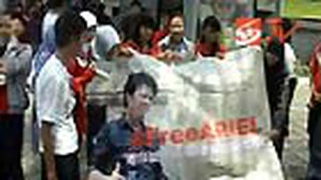 Fans Ariel Doa Bersama di Rutan Kebon Waru