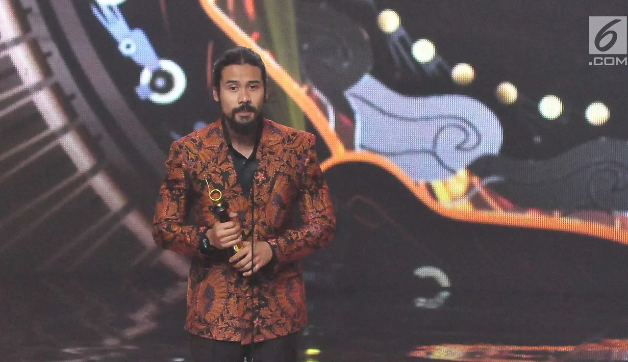 Aktor Chicco Jerikho menerima penghargaan Pemeran Utama Pria Terpuji Film Bioskop dalam ajang Festival Film Bandung 2017 di studio 6 Emtek, Jakarta (22/10). (Liputan6.com/Helmi Afandi)