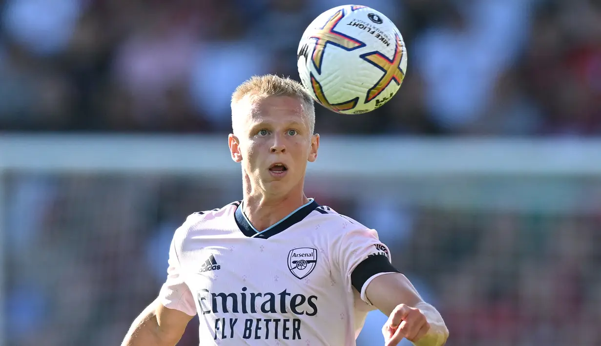 Oleksandr Zinchenko. Bek kiri Ukraina berusia berusia 25 tahun yang sejak awal musim 2022/2023 memperkuat Arsenal usai didatangkan dari Manchester City ini kini tercatat memiliki nilai pasar senilai 32 juta euro atau setara Rp493 miliar sejak 15 September 2022. Nilai pasarnya saat ini merupakan yang tertinggi sepanjang kariernya. Musim ini ia telah tampil dalam 6 laga di semua ajang dengan torehan 1 assist. (AFP/Glyn Kirk)