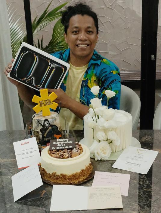 Indah memberikan hadiah ultah kepada suaminya berupa iPad, yang merupakan barang impian Arie selama ini. Ia pun mengucapkan rasa terima kasihnya kepada Indah dan Naka yang sudah berjuang bersama. Arie merasa sangat beruntung dan bahagia. (Liputan6.com/IG/@arie_kriting)