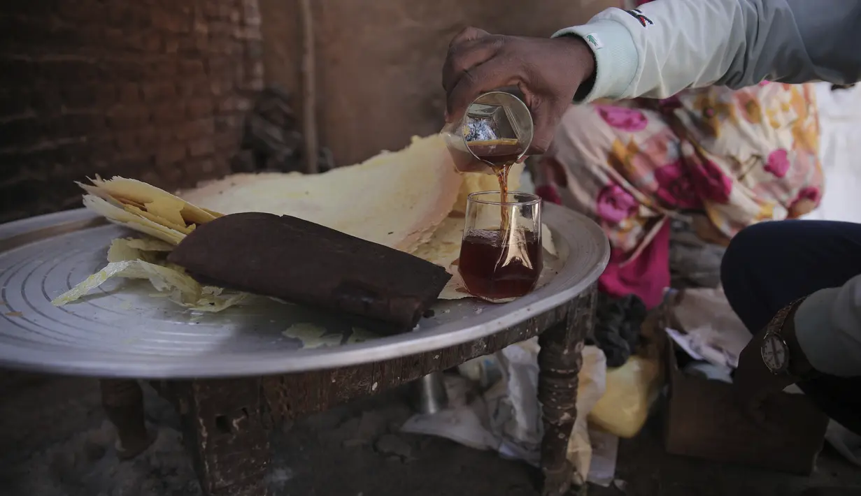 Helo Murr dapat disajikan hangat atau dingin sesuai selera. Minuman ini sangat populer di Sudan dan negara-negara tetangganya seperti Mesir, Eritrea, dan Ethiopia. (AP Photo/Marwan Ali)