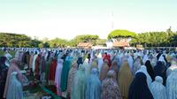 Ribuan warga Muhammadiyah Banyuwangi melaksanaan Sholat Idul Fitri di Lapangan Blambangan Banyuwangi (Istimewa)