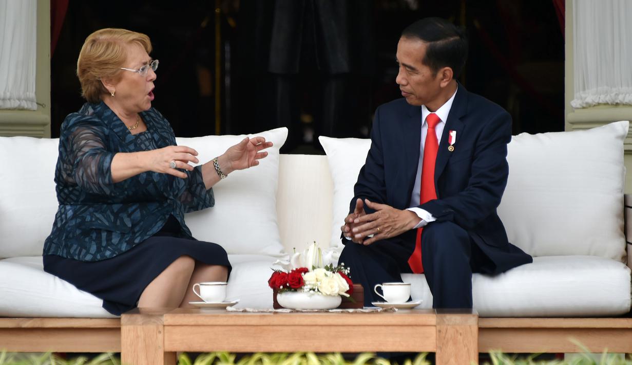 Presiden Jokowi dan Presiden Republik Chile, Michelle Bachelet bincang santai di beranda belakang Istana Merdeka, Jumat (12/5). Presiden Chile berkunjung ke Indonesia untuk membahas penguatan kerja sama bilateral Indonesia - Chile. (Bay ISMOYO/AFP)