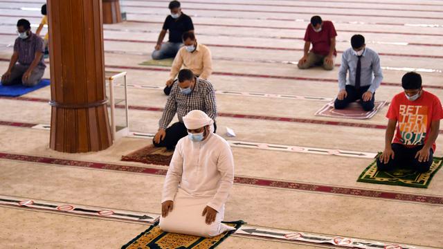 Salat Berjarak di Masjid Uni Emirat Arab