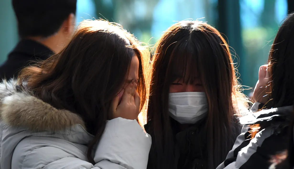 Setelah dinyatakan meninggal dunia, pihak kepolisian pub memulai penyelidikan tentang kasus bunuh diri itu. (JUNG Yeon-Je/AFP)