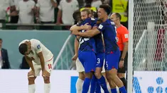 Para pemain Amerika Serikat berselebrasi setelah menang atas Iran pada laga pamungkas Grup B Piala Dunia 2022 di Stadion Al Thumama, Rabu (30/11/2022) dini hari WIB. Amerika Serikat lolos ke 16 besar setelah menaklukkan Iran 1-0. (AP Photo/Ricardo Mazalan)