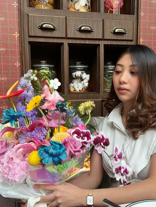 Selain kue ulang tahun, wanita kelahiran 1997 ini juga mendapat buket bunga. Di hari spesialnya itu, dia merayakannya secara sederhana dengan keluarga. Winona mengadakan acara makan bersama dengan mengajak sang anak baby Lalita, dan putra Nikita Willy, baby Izz. (Liputan6.com/IG/@nonawilly16)