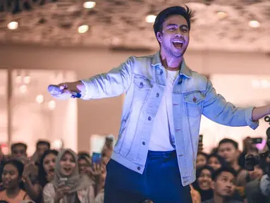 Sosok berdarah Tionghoa dan Minangkabau ini telah lama dikenal di dunia musik tanah air. Vidi dikenal memiliki suara yang unik dan merdu. (Liputan6.com/IG/@vidialdiano)