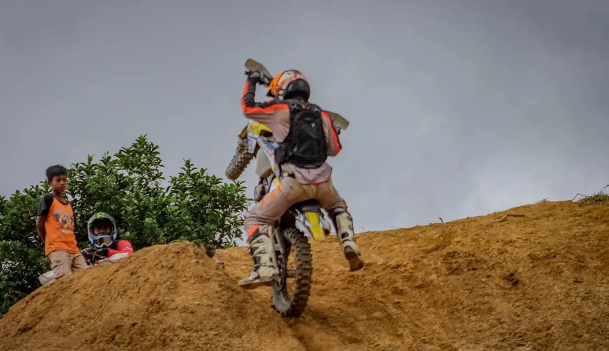 Tak hanya itu saja, pria 30 tahun ini tanpa rasa takut  menaklukkan bukit dengan motor trailnya.Beberapa rintangan sudah Billy Syahputra taklukkan dengan motor kesayangannya. (Liputan6.com/IG/@bilsky16)