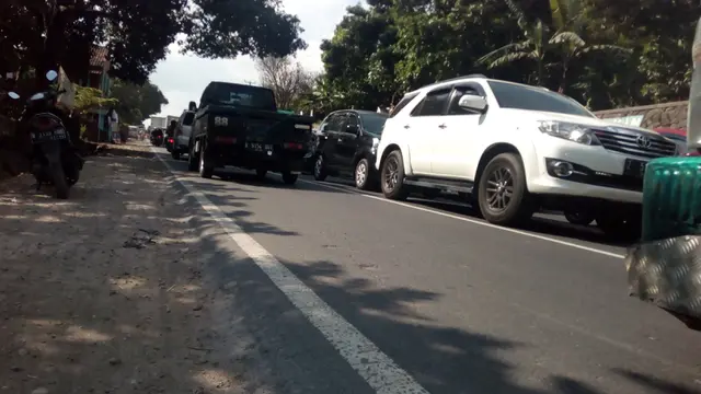 Antrian kendaraan di jalur mudik Limbangan, Garut