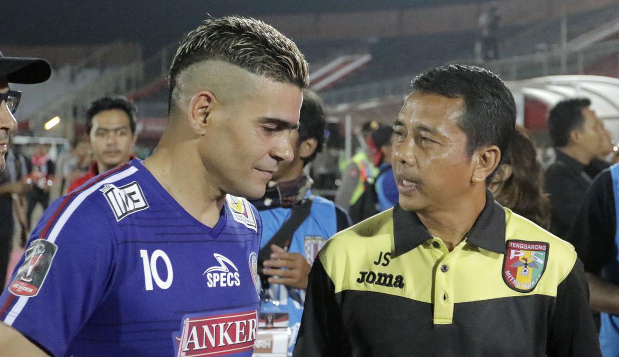 Setelah pertandingan, Cristian Gonzales berbincang akrab dengan pelatih Mitra Kukar, Jafri Sastra, di Stadion I Wayan Dipta, Gianyar, (Sabtu (17/10/2015). (Bola.com/Erwin Fitriansyah)