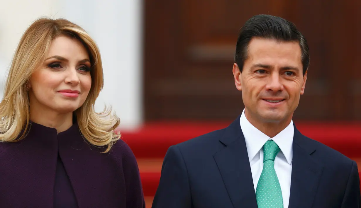 Presiden Meksiko Enrique Pena Nieto (kanan) didampingi Istri Angelica Rivera saat hadir di Berlin, Jerman, 11 April 2016. Kecantikan Istri Presiden Meksiko Tersebut menghipnotis para media. (REUTERS / Hannibal Hanschke)