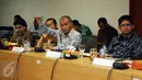 Ketua KPK, Agus Rahardjo menjawab pertanyaan usai bertemu dengan pimpinan Komisi Yudisial di gedung Komisi Yudisial, Jakarta, Rabu (6/1/2016). Pertemuan berlangsung tertutup dan membahas pembaharuan MoU kedua lembaga. (Liputan6.com/Helmi Fithriansyah)