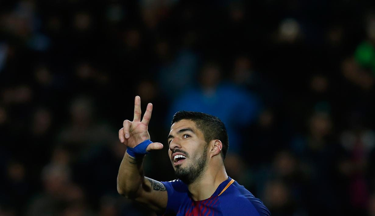 Pemain Barcelona, Luis Suarez  berselebrasi setelah mencetak gol ke gawang Deportivo La Coruna pada pertandingan pekan ke-16 La Liga di Stadion Camp Nou, Senin (18/12). Barcelona unggul 4-0 tamunya La Coruna lewat dua gol Suarez. (AP/Manu Fernandez)