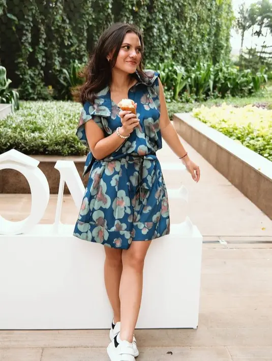 Marsha juga tampil dengan one set biru bermotif bunga warna hijau. Dengan atasan sleeveless dipadukan celana pendek yang tidak ketat. Cocok dengan sneakers putihnya. [@aruanmarsha]