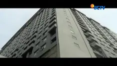 Menurut saksi mata, sebelum melompat korban yang belum diketahui identitasnya itu terlihat duduk di jendela dan melambaikan kedua tangannya.