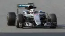 Lewis Hamilton dari Mercedes memacu mobilnya dengan kecepatan maksimum adalah 1m25,051s dari 90 lap pada sesi tes pramusim kedua di Sirkuit Catalunya, Barcelona, selasa (2/3/2016) malam WIB. (EPA/Andreu Dalmau)
