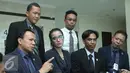 Sheila Marcia (kedua kiri) didampingi kuasa hukumnya saat berada di Pengadilan Negeri Tangerang, Selasa (20/7). Sheila Marcia tetep kekeh untuk mengakhiri rumah tangganya dengan Kiki Mirano. (Liputan6.com/Herman Zakharia)