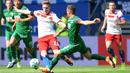 Pemain Hamburg Andre Hahn (kiri) berebut bola denga pemain Augsburg Daniel Baier saat bertanding pada Divisi Satu Bundesliga di Hamburg, Jerman (20/8). Hamburg menang 1-0 lewat gol tunggal Nicolai Mueller pada menit ke-8. (Daniel Bockwoldt /dpa via AP)