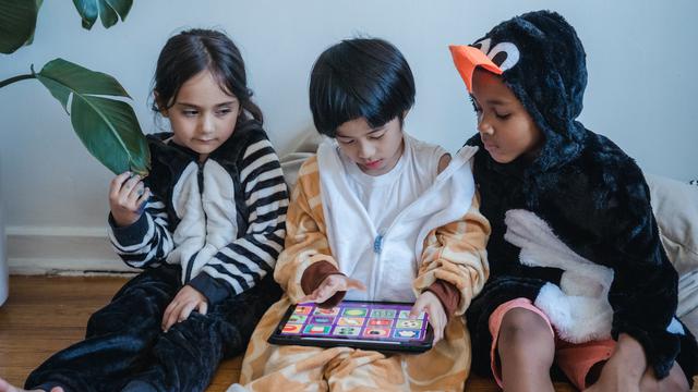 Ilustrasi anak kecanduan bermain tablet