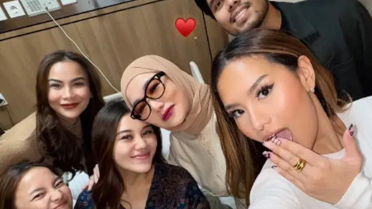 Model Daster Batik Aaliyah Massaid, Cocok untuk Ibu Muda Usia 20 Tahun ke Atas