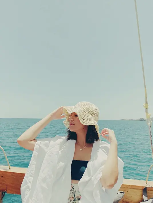 Banyak selebriti pun tidak melewatkan momen naik kapal saat berada di pulau komodo. Karena Labuan Bajo sendiri sudah menjadi destinasi wisata yang kerap dikunjungi selebriti Indonesia setahun belakangan ini. (Liputan6.com/IG/@salshabillaadr)