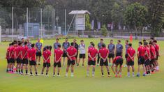 Pelatih kepala Timnas Indonesia, Shin Tae-yong (tengah) memimpin latihan menjelang laga leg pertama Kualifikasi Piala Dunia 2026 zona Asia melawan Brunei Darussalam di Lapangan A Kompleks Stadion Utama Gelora Bung Karno (SUGBK), Senayan, Jakarta, Senin (09/10/2023). (Bola.com/Bagaskara Lazuardi)