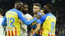 Sejumlah pemain berusaha menenangkan pemain Valencia, Gabriel Paulista saat melawan Real Madrid pada laga Liga Spanyol di Stadion Santiago Bernabeu, (2/2/2023). Los Blancos mampu menang 2-0 atas Valencia di Santiago Bernabeu. (AFP/Javier Soriano)