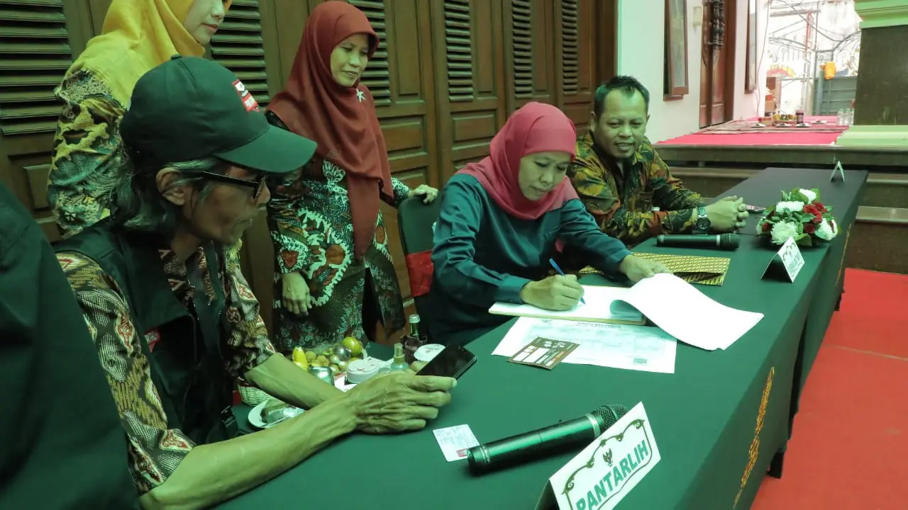 Petugas KPU Jatim melakukan coklit di rumah Khofifah. (Dian Kurniawan/Liputan6.com)