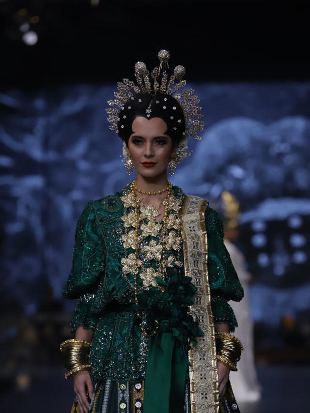Desainer Vera Anggraini  Rancang Koleksi Kebaya Pengantin 