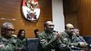 Mantan Ketua KPK Abraham Samad (kedua kiri) memberi keterangan pers usai melakukan diskusi internal bersama para pegawai KPK di gedung KPK, Jakarta, Kamis (30/3). (Liputan6.com/Helmi Afandi)