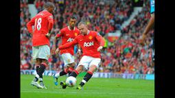 Arsenal merupakan salah satu klub besar yang menjadi keberingasan Wayne Rooney. 15 gol ia cetak ke gawang Arsenal dalam 35 penampilan di semua ajang. Salah satu partai terbaik Rooney melawan Arsenal terjadi di Premier League 2011/2012. Saat itu Rooney mencetak hattrick yang turut membawa United menang telak 8-2. (AFP/Andrew Yates)