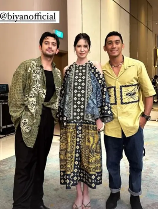 Daffa Wardhana juga tampak menghadiri show Studio 133 Biyan. Ia tampil tak kalah memesona dengan kemeja bernuansa hijau kekuningan dengan bordir dari koleksi terbaru, dipadu dengan celana jeans, dan alas kaki hitam. [Foto: Instagram/daffawardhana]