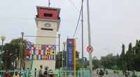 Menara Syahbandar di Sunda Kelapa, Jakarta Utara, tampak miring ke satu arah. (Liputan6.com/Mochamad Khadafy)
