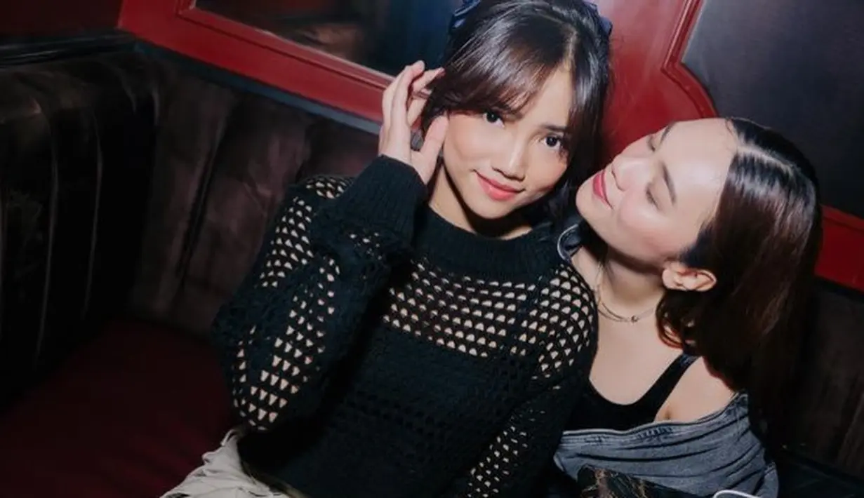 Fuji tampil mengenakan baju hitam lengan panjang dengan model holes. Dipadukan bawahan berkantung warna coklat.  [@fuji_an]