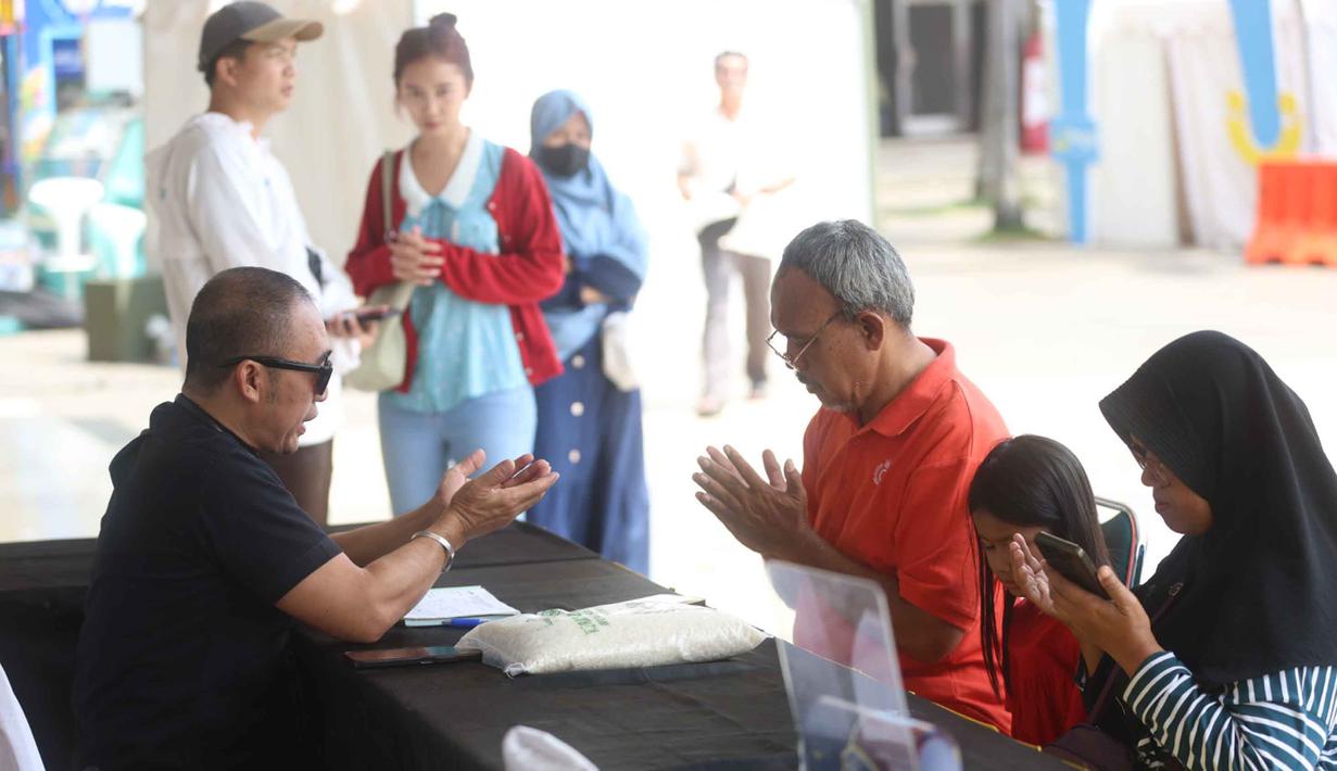 Zakat fitrah bisa ditunaikan sejak awal bulan Ramadan hingga sebelum pelaksanaan salat Idul Fitri.Zakat fitrah juga menjadi sarana berbagi agar fakir miskin dapat merasakan kebahagiaan di Hari Raya Idul Fitri. Tampak dalam foto, petugas Unit Pengelola Zakat (UPZ) melayani pembayaran zakat, fidyah, kafarat, infaq, dan shadaqah di teras Masjid Istiqlal, Jakarta, Minggu 15 Maret 2026. (Kapanlagi.com/Budy Santoso)