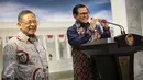 Menko Perekonomian Darmin Nasution  (kiri) dan Sekretaris Kabinet Pramono Anung mengumumkan paket kebijakan ekonomi jilid XI di Kantor Presiden, Jakarta, Selasa (29/3/2016). (Liputan6.com/Faizal Fanani)