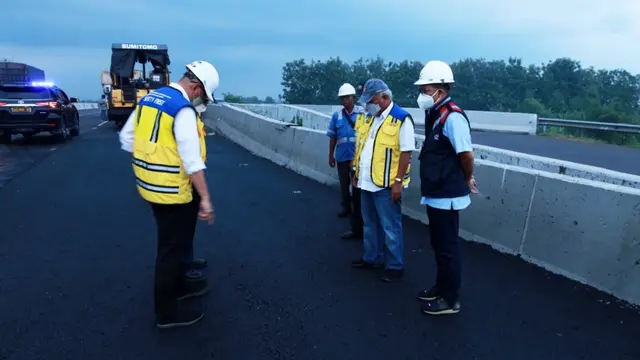 Proyek pelebaran Jalan Tol Jakarta-Cikampek (Japek) jalur B (Km 67-Km 50) untuk jalur mudik Lebara