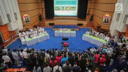 Suasana saat jumpa pers terkait Revisi PM 26 Tahun 2017 yang dihadiri Menhub Budi Karya Sumadi, Menko Kemaritiman Luhut Binsar Pandjaitan dan Menkominfo Rudiantara di Kemenhub, Jakarta (19/10). (Liputan6.com/Faizal Fanani)